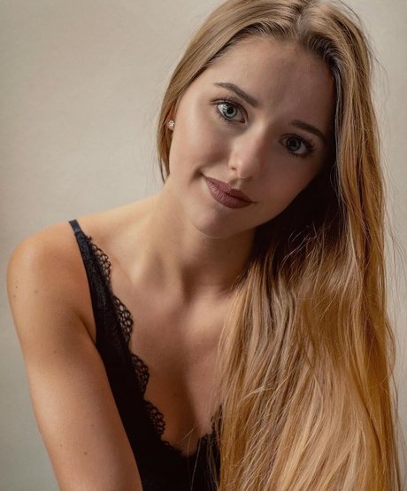 melaniehfl hot model image