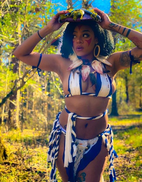 leairis3 model erotic image