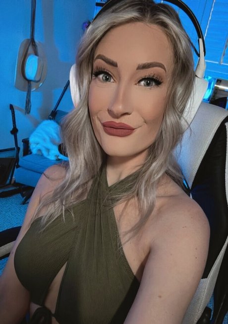 BasicWitGirl adult actress photo