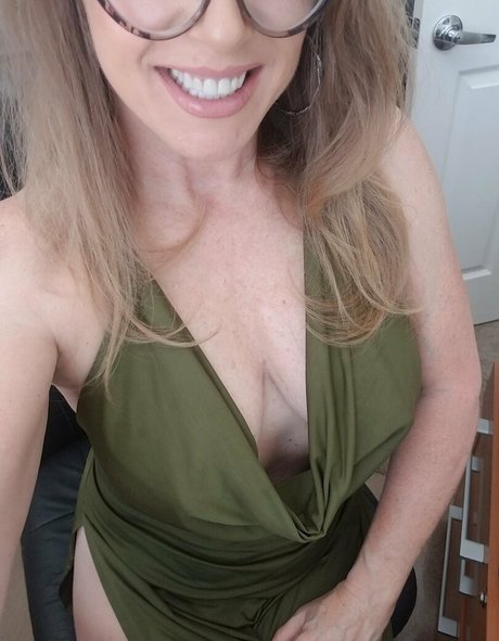 huge tits milf onlyfans hot sexy pic