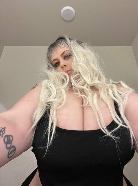 iwantannietyler model naked images