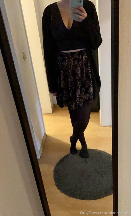 miadelicious naked model pic