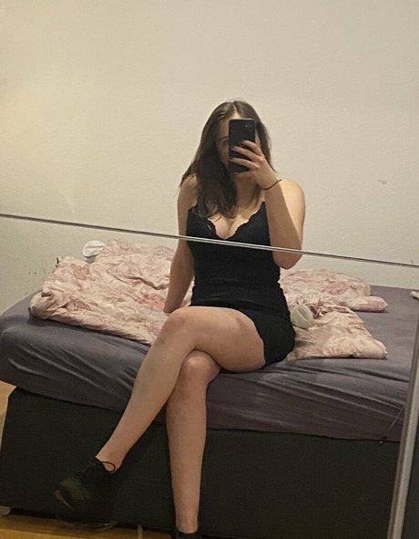 miadelicious high quality model images