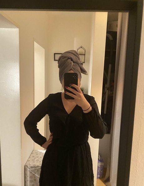 miadelicious model adult picture