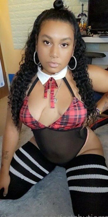 fartsbytierra star nude pics