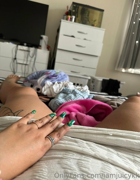 iamjuicykk erotic model gallery