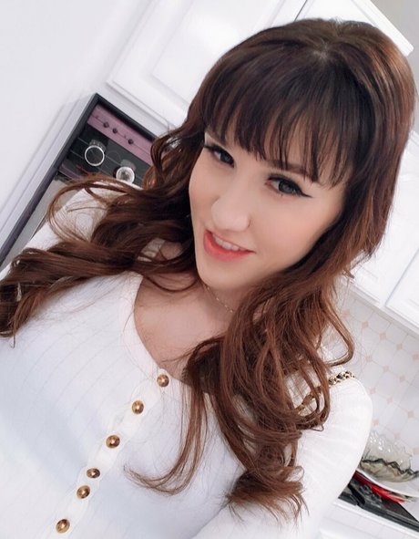 lenamoonxo hd pornstar image