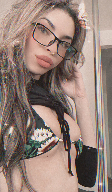 lolaqueencobra model nude pics