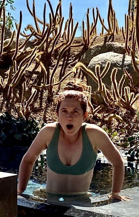 Bonnie Wright model free picture