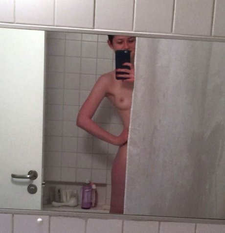 Bonnie Wright naked star pic