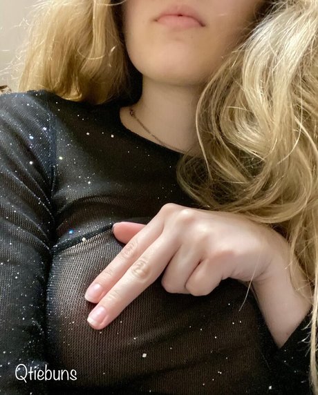 Qtiebuns ASMR pornstar sexy pics