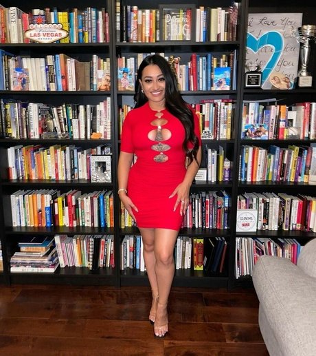 Lulu Reyes adult model pictures