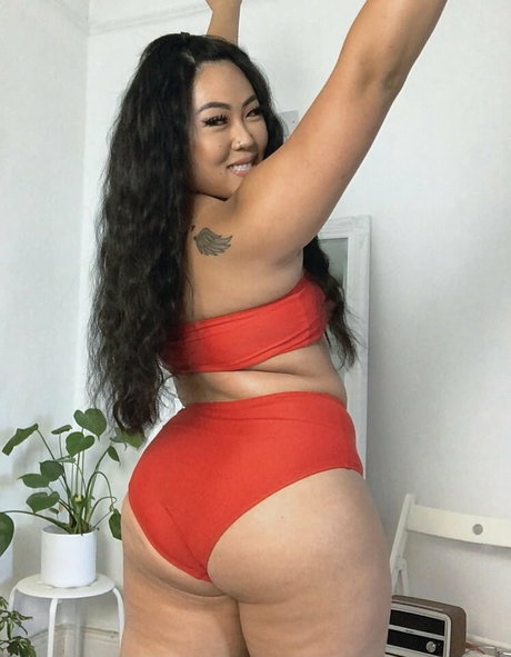 Jin Baek model art gallery