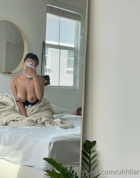 Uhhliar model naked img