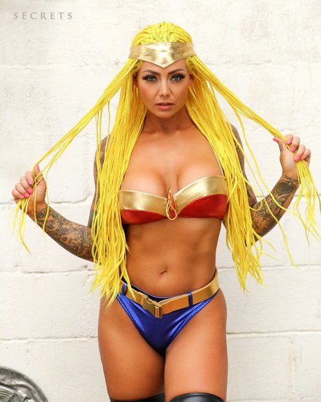 Miss Lindsay Q art pornstar pictures