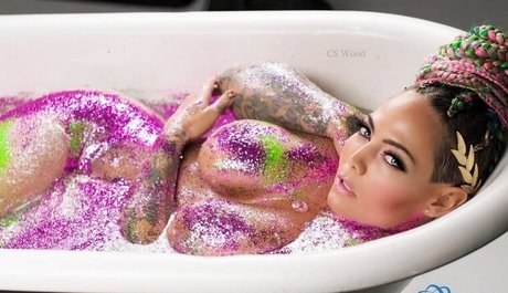 Miss Lindsay Q Profile