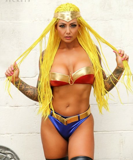 Miss Lindsay Q nudes actress photos