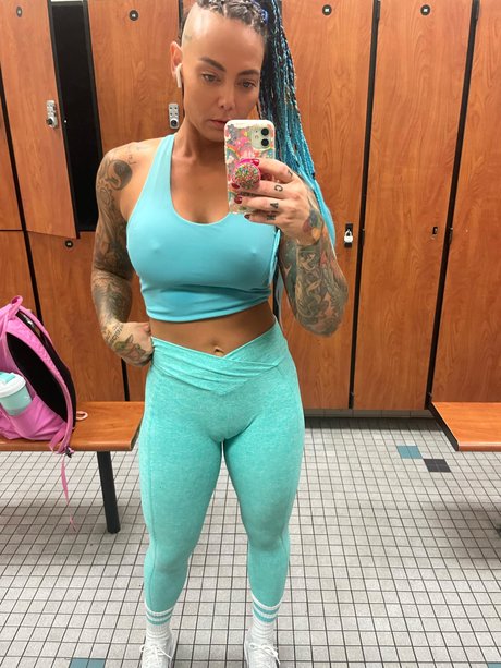 Miss Lindsay Q nude actress pics