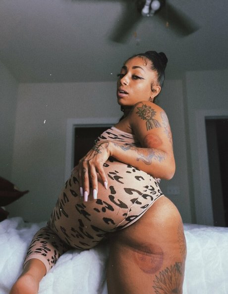 helloomcfly model erotic pics