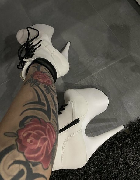 female influencer onlyfans pornographic images