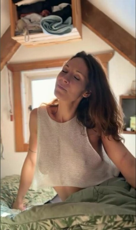 Under The Pines beautiful actress pics