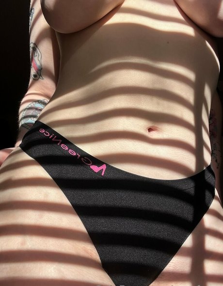 emofwog naked model img