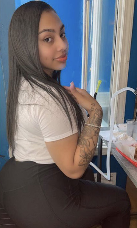 FineAssYonna model pretty photos