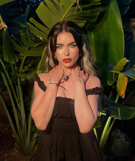 emmanorton sexy model picture