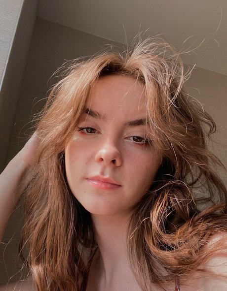 Laura Anne naked model picture