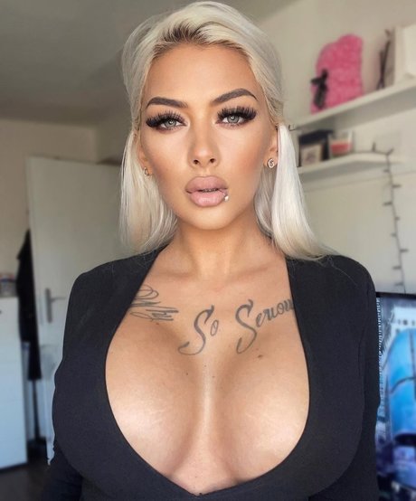 Deminecka model perfect pic