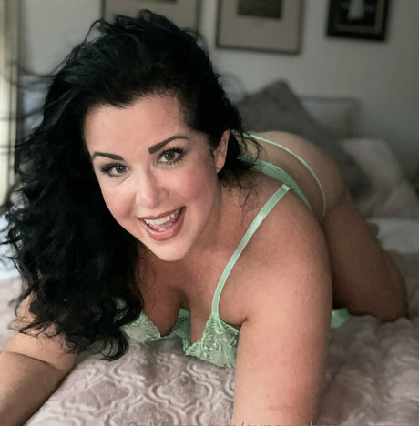 evparrishsouthernmil beautiful actress pic