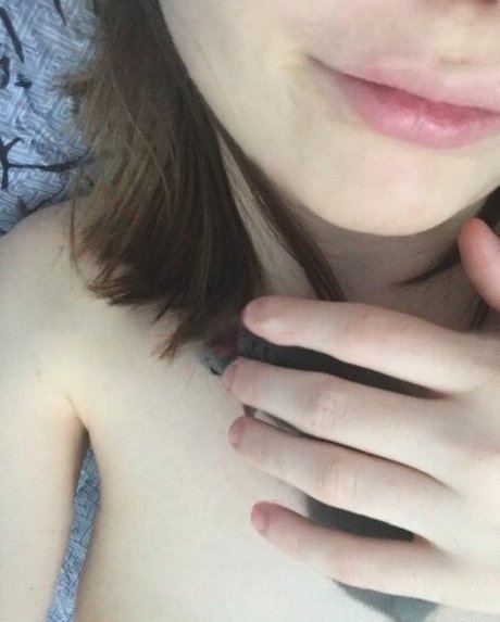 Ahrinyan naked star photo