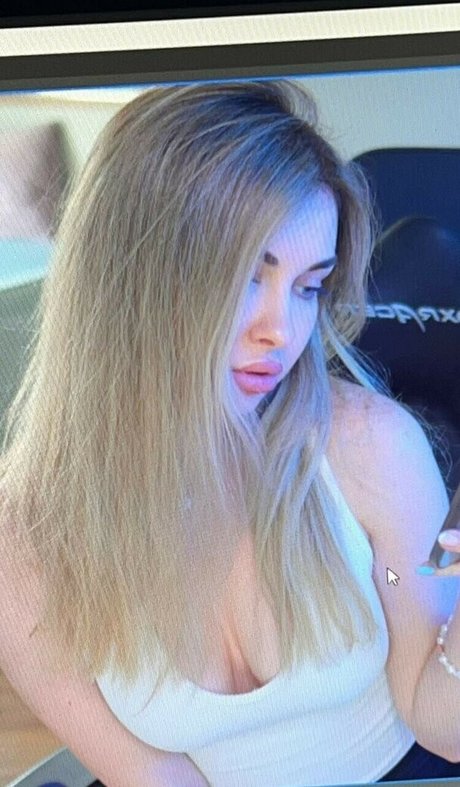 Ahrinyan sex model image