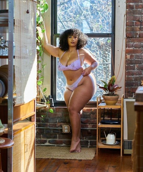 Scarlet Cas exclusive star pics