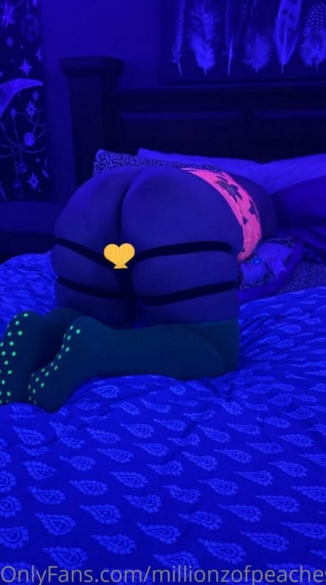 millionzofpeaches model top picture