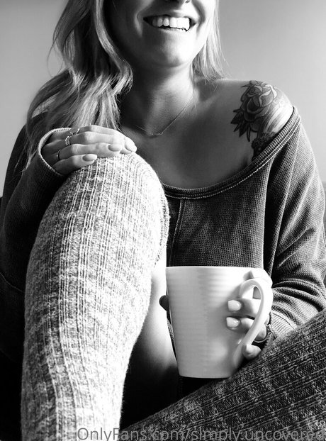 SimplyUncovered free model pic