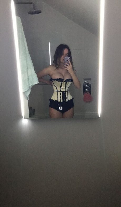 Dakota Blue Richards star art gallery