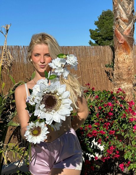 ainabarcons naked model archive