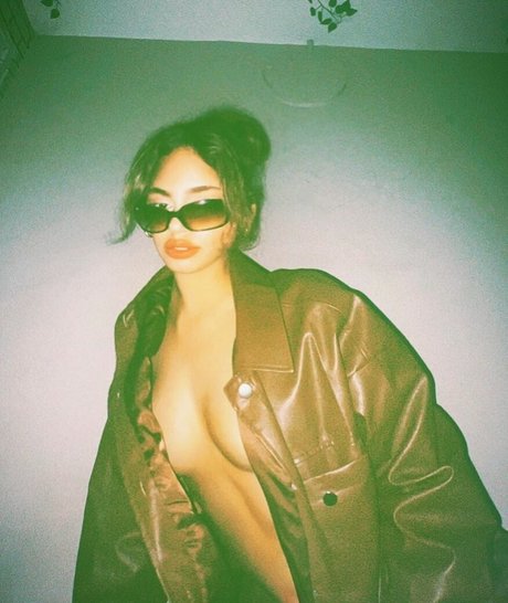 Asi Mizrahi model adult pic