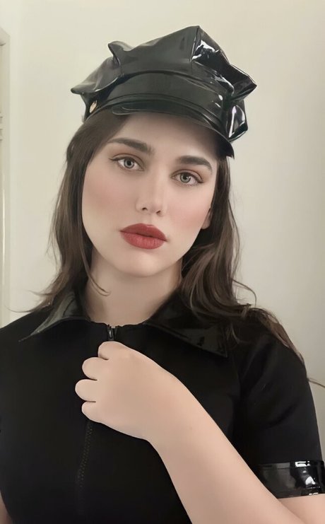 curvy girl onlyfans pornographic picture