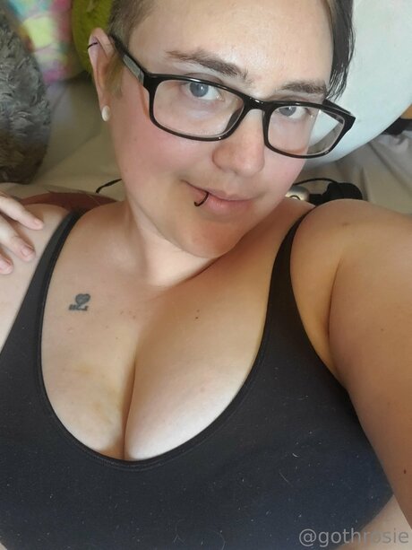 gothrosie star top gallery