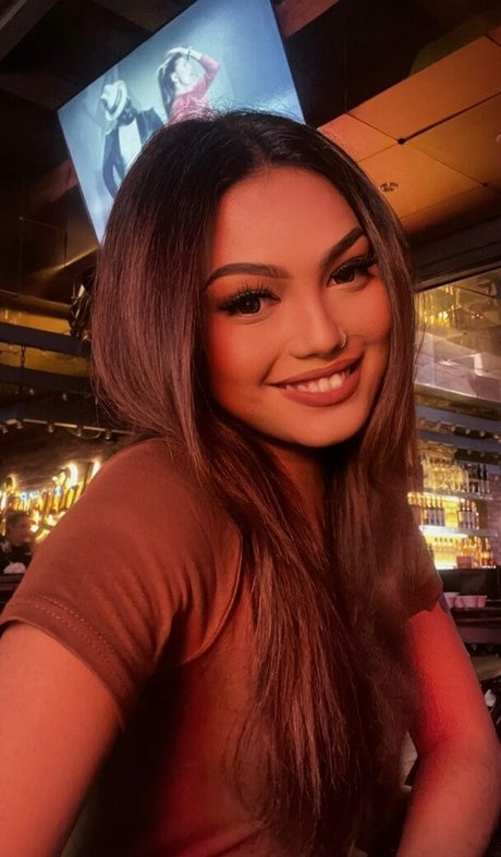 Ariana Tashne art model img