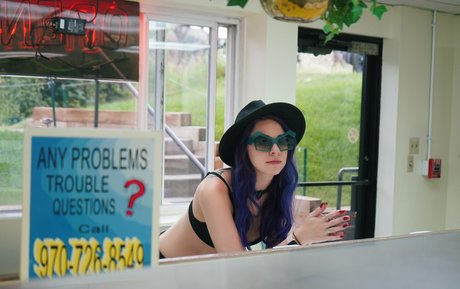 lolaxsparks pornographic star image