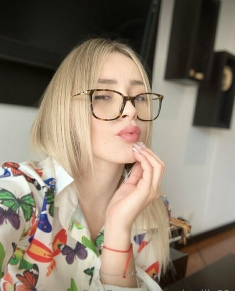 anniewillfree top model photo