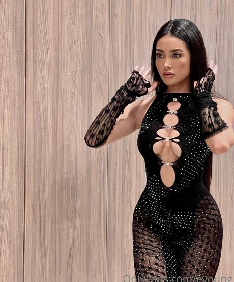 eyoung pornstar nudes image