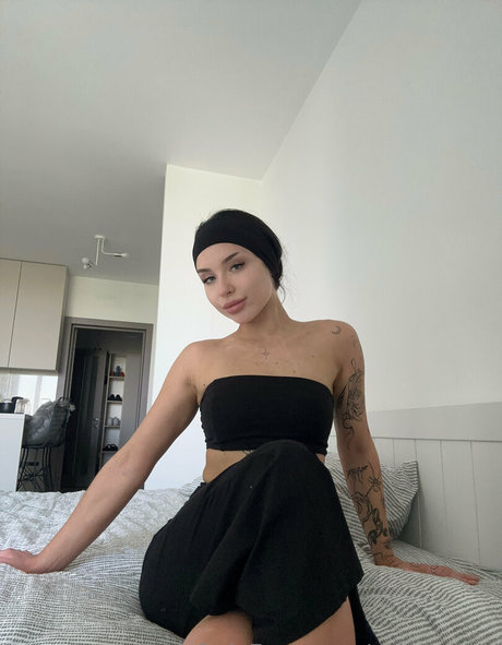 selena girl model top pic