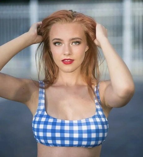 HalcyBella erotic model picture