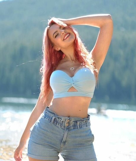 HalcyBella nice model pic