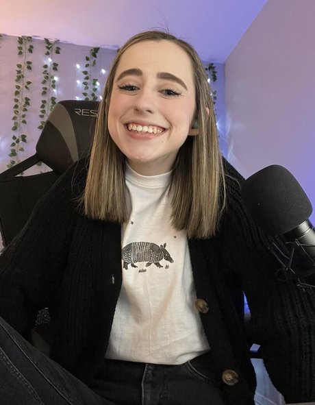 Atwentysomethingloser model nude photo