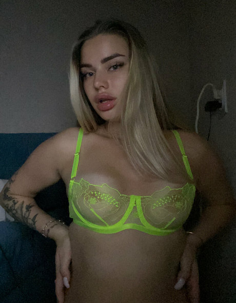 blondyaria nude star pics